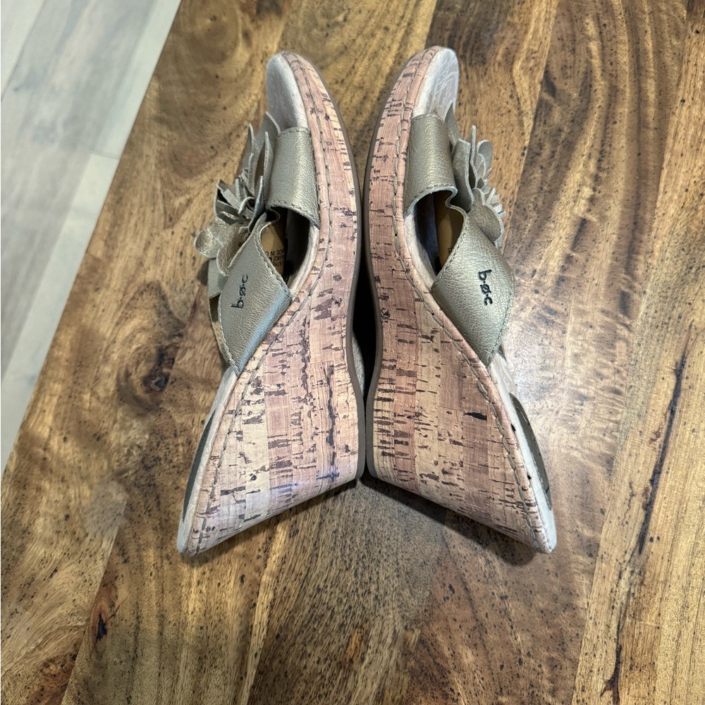 B.O.C Wedge Sandal - Gold metallic leather with cork wedge & flower detail US 9 - Picture 4 of 12